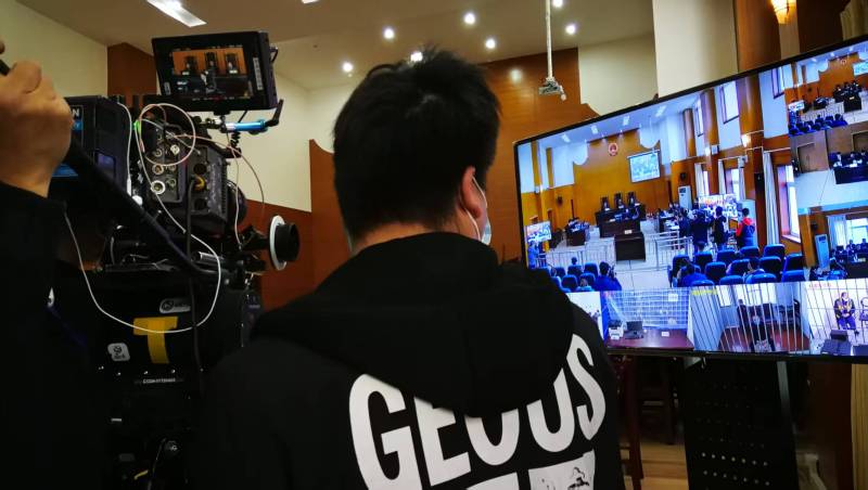 AI生成VS人工创意——若羌县广告片拍摄公司的技术浪漫主义实践